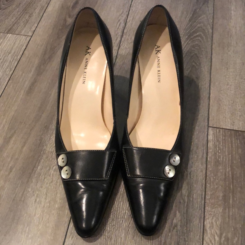 Pointed heels with button accent
